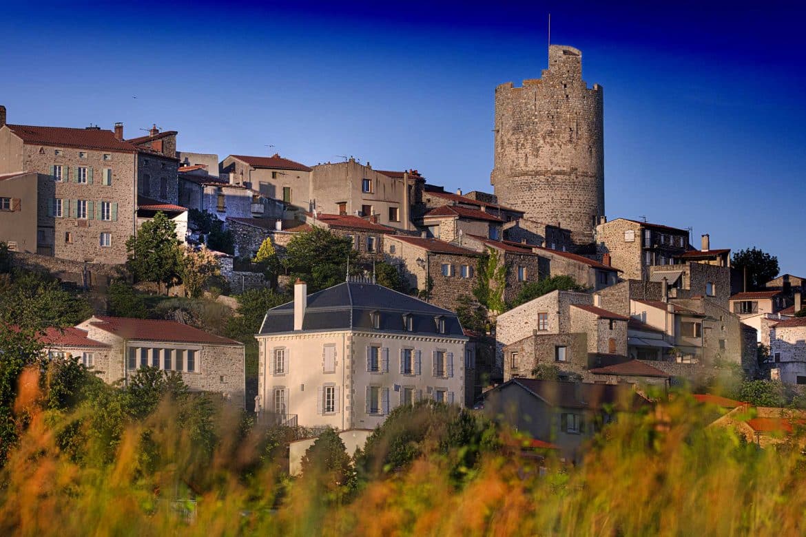 Vue panoramique de Montpeyroux en Auvergne